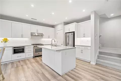 Kitchen - 135 Messenger, Irvine, CA 92618 photo 5 of 6