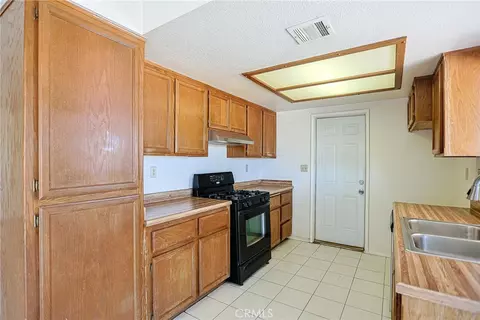 Kitchen - 11649 3rd Ave, Hesperia, CA 92345 photo 5 of 6