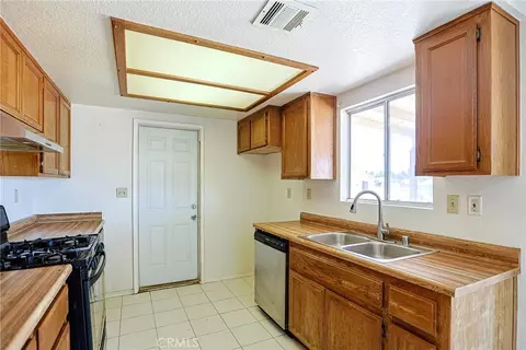 Kitchen - 11649 3rd Ave, Hesperia, CA 92345 photo 4 of 6