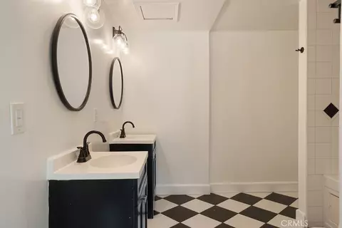 Bath - 4073 Cedar St, Riverside, CA 92501 photo 5 of 7