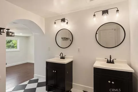 Bath - 4073 Cedar St, Riverside, CA 92501 photo 4 of 7