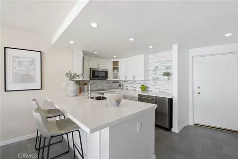 Kitchen - 700 E Ocean Blvd #2305, Long Beach, CA 90802 photo 3 of 4