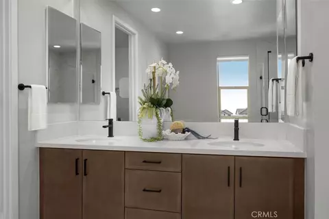 Bath - 316 Pluto, Irvine, CA 92618 photo 5 of 5