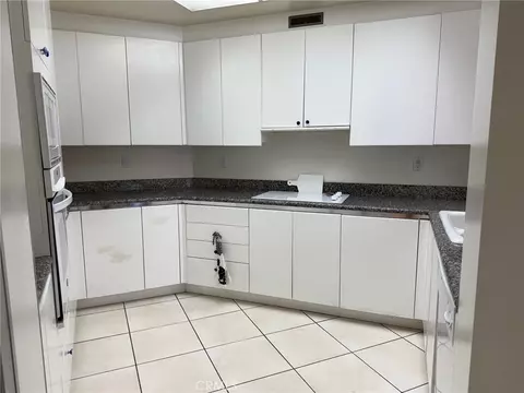 Kitchen - 850 E Ocean Blvd #B3, Long Beach, CA 90802 photo 2 of 4