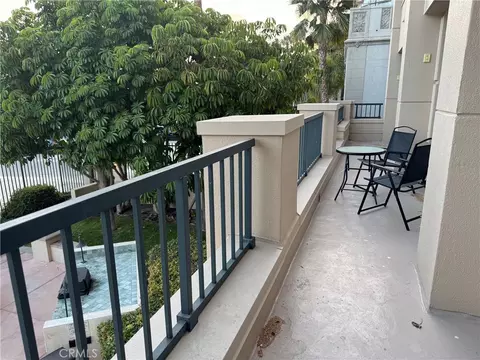 Exterior - 850 E Ocean Blvd #B3, Long Beach, CA 90802 photo 2 of 5
