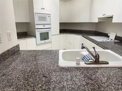 Kitchen - 850 E Ocean Blvd #B3, Long Beach, CA 90802 photo 1 of 4