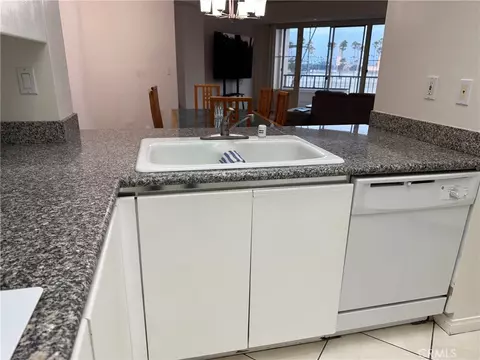 Kitchen - 850 E Ocean Blvd #B3, Long Beach, CA 90802 photo 3 of 4