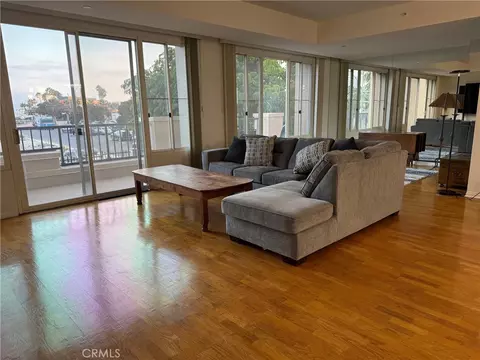 Living - 850 E Ocean Blvd #B3, Long Beach, CA 90802 photo 1 of 4