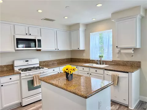 Kitchen - 5 Quartz, Ladera Ranch, CA 92694 photo 4 of 4