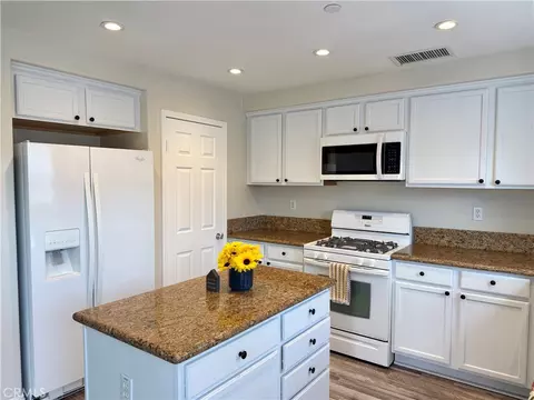 Kitchen - 5 Quartz, Ladera Ranch, CA 92694 photo 3 of 4