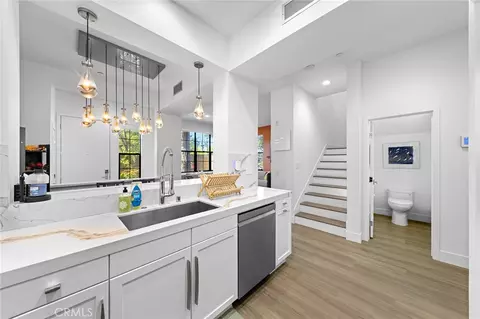 Entry Way - 551 W Maple Ave, Orange, CA 92868 photo 2 of 4