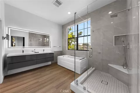 Bath - 551 W Maple Ave, Orange, CA 92868 photo 2 of 4
