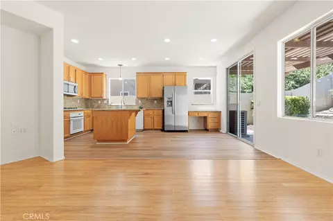 Living - 28549 Silverking Trl, Santa Clarita, CA 91390 photo 7 of 10