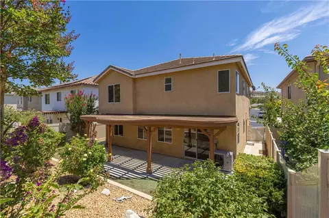 Exterior - 28549 Silverking Trl, Santa Clarita, CA 91390 photo 5 of 11
