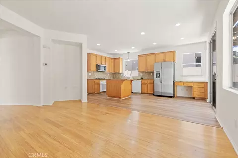 Living - 28549 Silverking Trl, Santa Clarita, CA 91390 photo 6 of 10