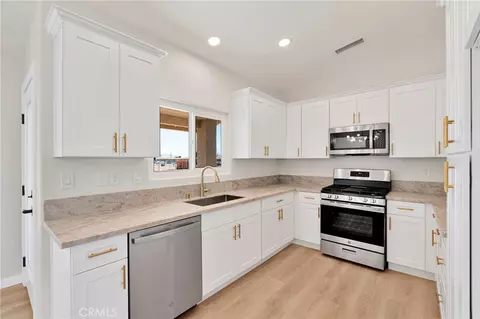 Kitchen - 20448 Sago Ln, Apple Valley, CA 92307 photo 2 of 2