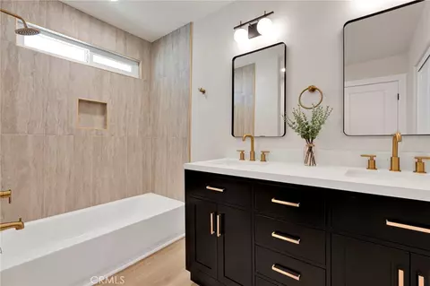 Bath - 20448 Sago Ln, Apple Valley, CA 92307 photo 6 of 7