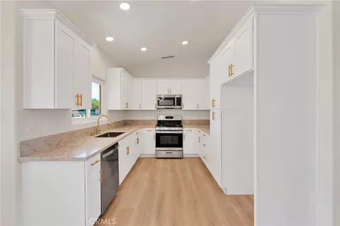Kitchen - 20448 Sago Ln, Apple Valley, CA 92307 photo 1 of 2