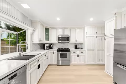 Kitchen - 54 Willow Tree, Irvine, CA 92612 photo 2 of 3