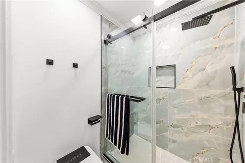 Bath - 54 Willow Tree, Irvine, CA 92612 photo 4 of 5