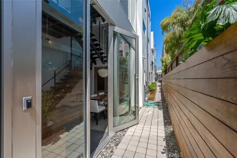 Exterior - 417 Sunset, Venice, CA 90291 photo 5 of 6