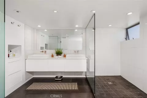 Bath - 417 Sunset, Venice, CA 90291 photo 4 of 4