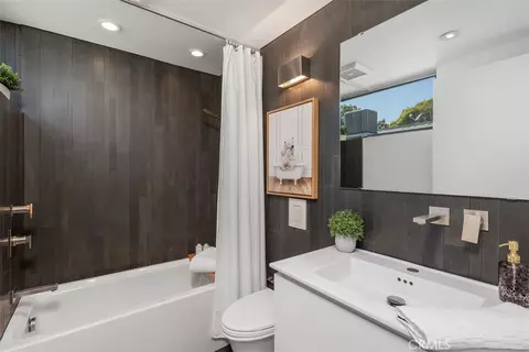 Bath - 417 Sunset, Venice, CA 90291 photo 2 of 4