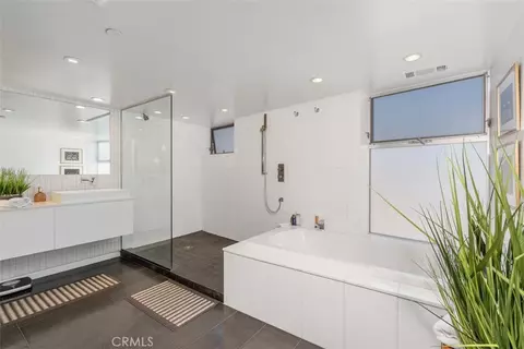 Bath - 417 Sunset, Venice, CA 90291 photo 3 of 4