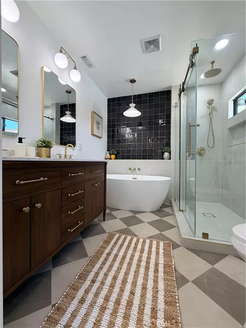 Bath - 5710 E Killdee, Long Beach, CA 90808 photo 1 of 10
