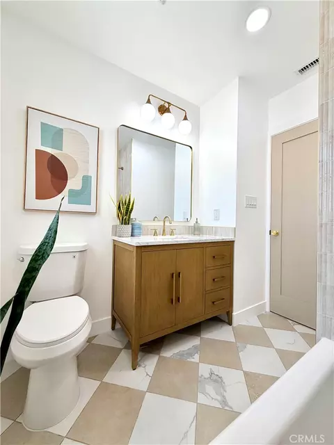 Bath - 5710 E Killdee, Long Beach, CA 90808 photo 10 of 10