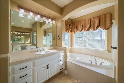 Bath - 3807 Wendi Ct, Fallbrook, CA 92028 photo 5 of 8