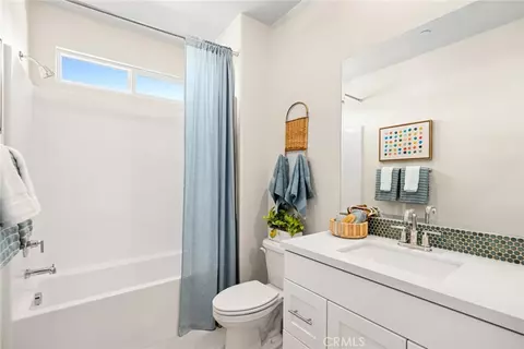 Bath - 644 E Fourth St, Pomona, CA 91766 photo 2 of 4