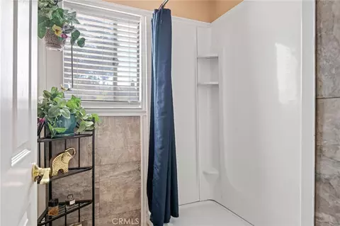Bath - 16570 Fairfax Dr, Fontana, CA 92336 photo 2 of 4
