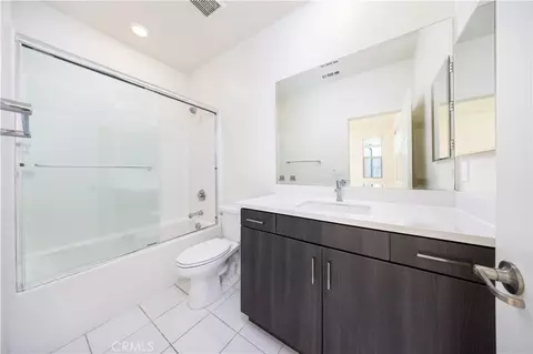 Bath - 222 Harringay, Irvine, CA 92618 photo 2 of 4