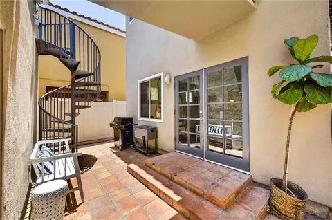 Exterior - 330 Ultimo Ave, Long Beach, CA 90814 photo 7 of 12