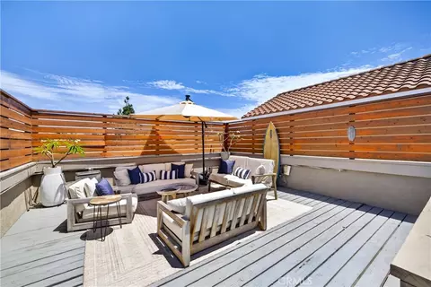Exterior - 330 Ultimo Ave, Long Beach, CA 90814 photo 4 of 12