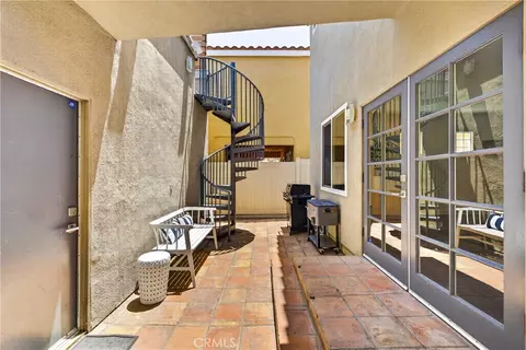 Exterior - 330 Ultimo Ave, Long Beach, CA 90814 photo 8 of 12
