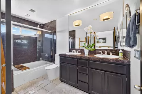 Bath - 330 Ultimo Ave, Long Beach, CA 90814 photo 1 of 4