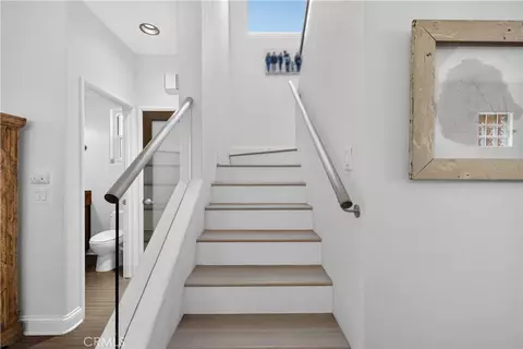 Entry Way - 330 Ultimo Ave, Long Beach, CA 90814 photo 3 of 5