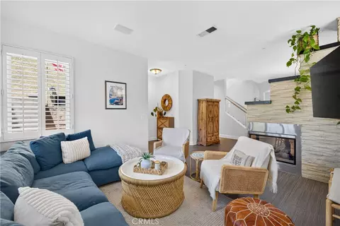 Living - 330 Ultimo Ave, Long Beach, CA 90814 photo 2 of 2