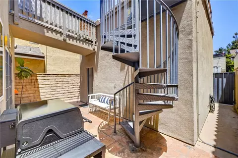 Exterior - 330 Ultimo Ave, Long Beach, CA 90814 photo 9 of 11