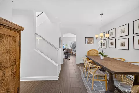 Entry Way - 330 Ultimo Ave, Long Beach, CA 90814 photo 2 of 5