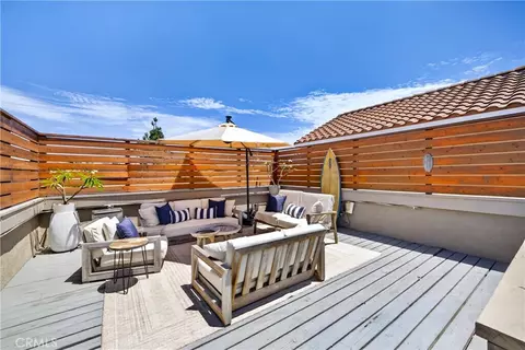 Exterior - 330 Ultimo Ave, Long Beach, CA 90814 photo 4 of 11