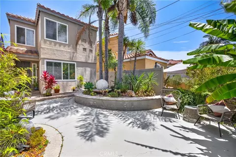 Exterior - 330 Ultimo Ave, Long Beach, CA 90814 photo 2 of 12
