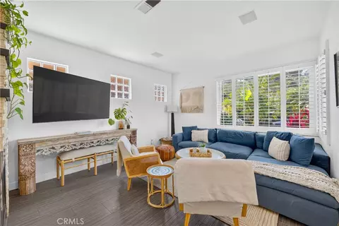 Living - 330 Ultimo Ave, Long Beach, CA 90814 photo 1 of 2