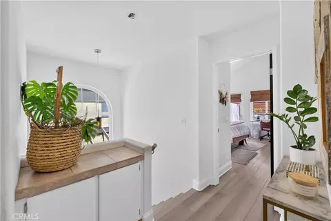 Entry Way - 330 Ultimo Ave, Long Beach, CA 90814 photo 4 of 5