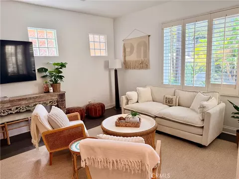 Living - 330 Ultimo Ave, Long Beach, CA 90814 photo 1 of 2