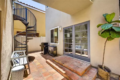 Exterior - 330 Ultimo Ave, Long Beach, CA 90814 photo 7 of 11