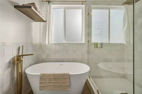 Bath - 20996 Mountain Gate Dr, Riverside, CA 92507 photo 1 of 4