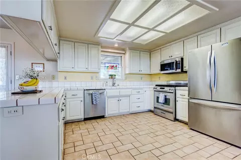 Kitchen - 8650 Cowberry Rd, Phelan, CA 92371 photo 8 of 9